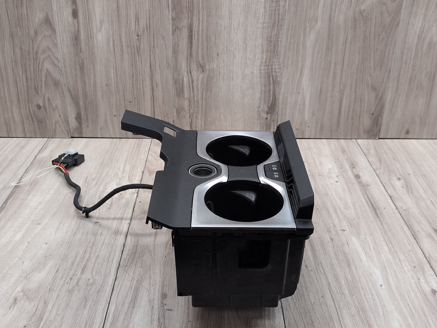 OEM BMW F95 F96 G05 G06 G07 G09 X5 X7 Thermoelectric Center Console Cup Holder