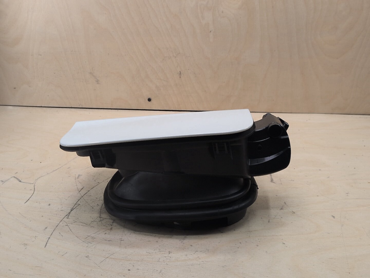 2018-2024 BMW X3 G01 Gas Cover Assembly 7405751