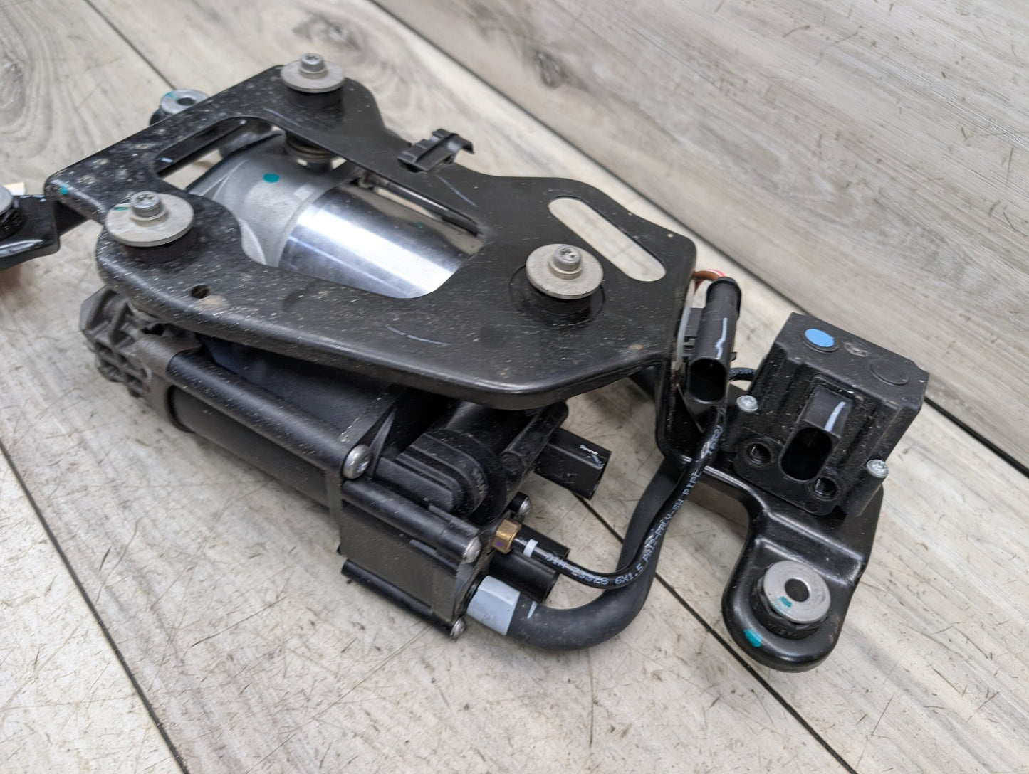 2014 - 2018 BMW X5 F15 Air Suspension Compressor Pump 6875177 N63B44O1
