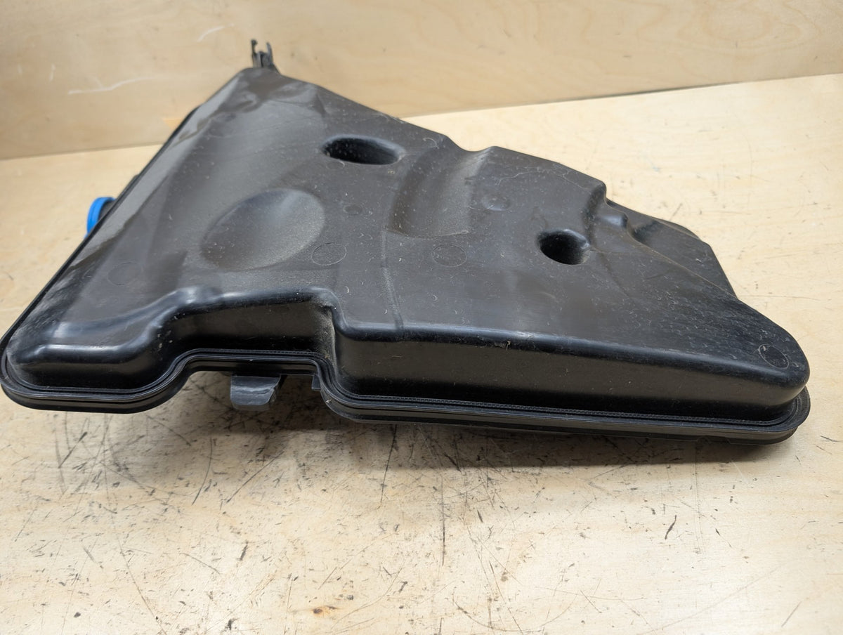 OEM BMW G12 G30 540 M550 750 M760 Windshield Wiper Washer Reservoir Tank Pump