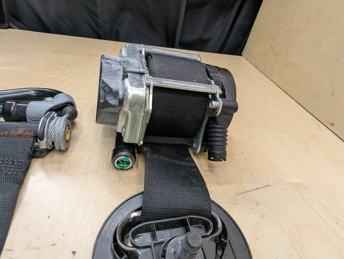 OEM BMW F15 F16 F85 F86 X5 X6 Front Right Passenger Seat Belt Retractor Black