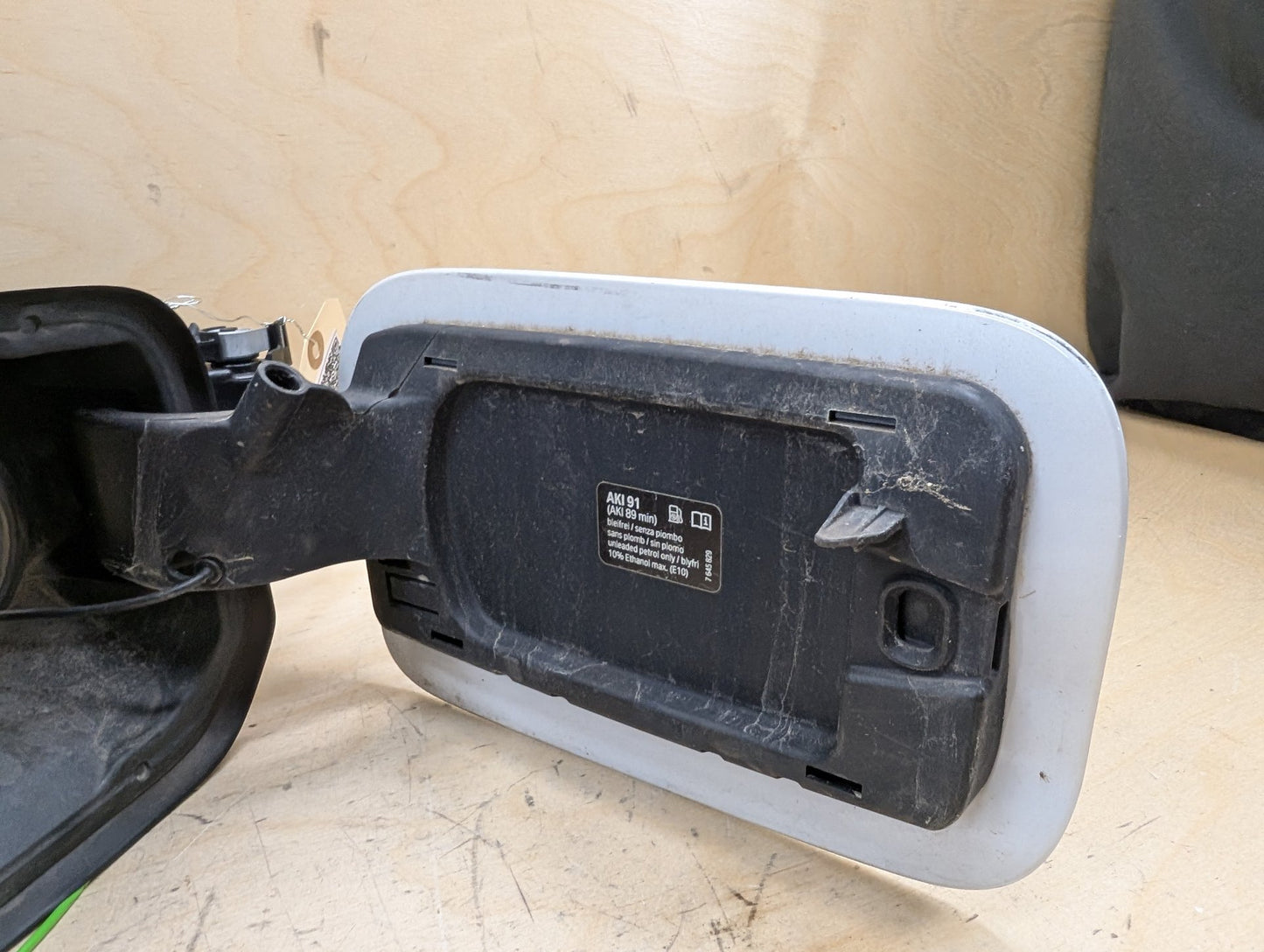 2016-2022 BMW 750i G12 Gas Cover Assembly 7358677