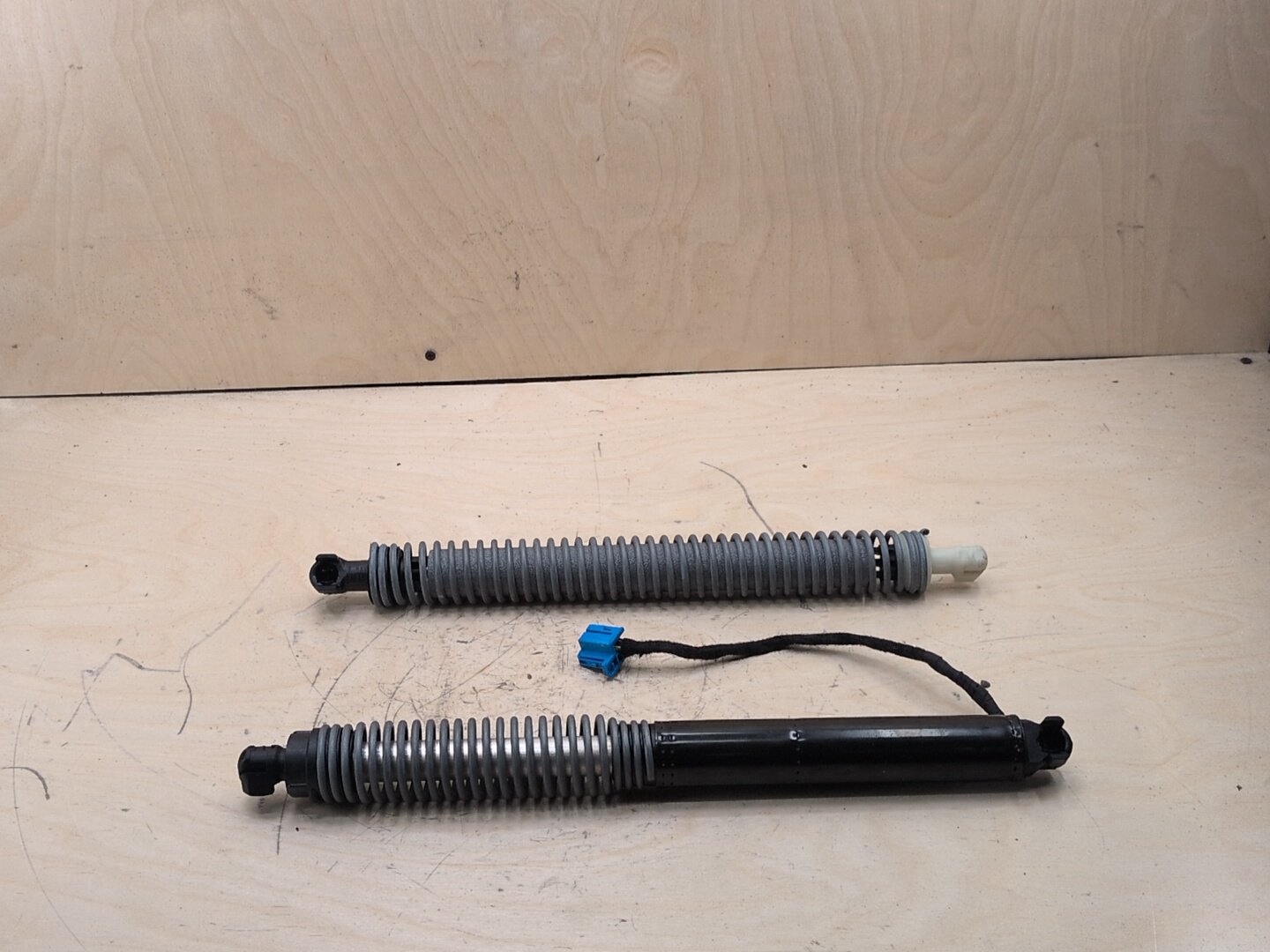 16-19 OEM BMW G12 740 750 M760 Right Passenger Electric Trunk Lid Shock Strut