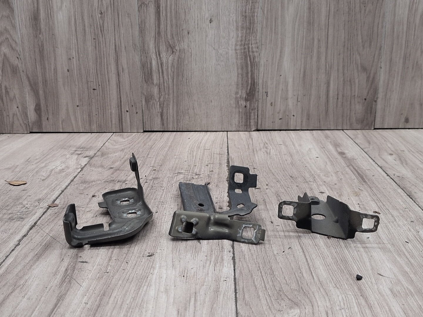 15-20 OEM BMW F80 F82 F83 M3 M4 Left Driver Fender Bracket Mount Carrier SET