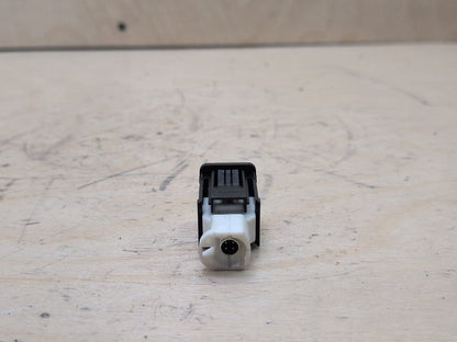 2016-2022 BMW 750i G12 AUX/ USB Charger Port Socket 9229294