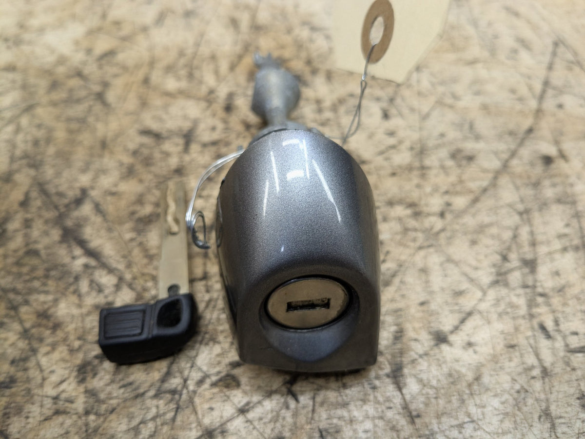 2008-2013 BMW 135i E88 Front Left Driver Key Lock Mechanism w/ Key 7161429 OEM