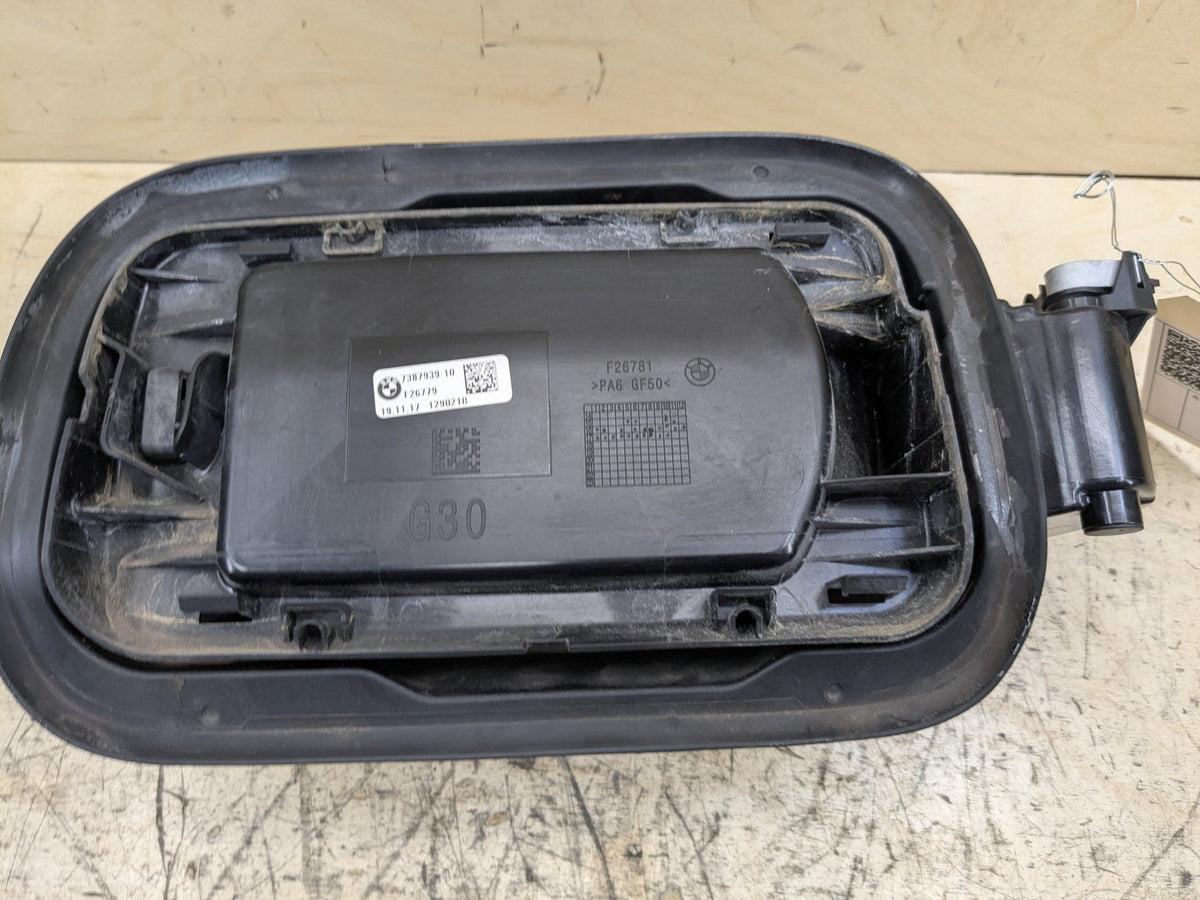 2018-2023 BMW M550i G30 Gas Cover Assembly 7387939 OEM