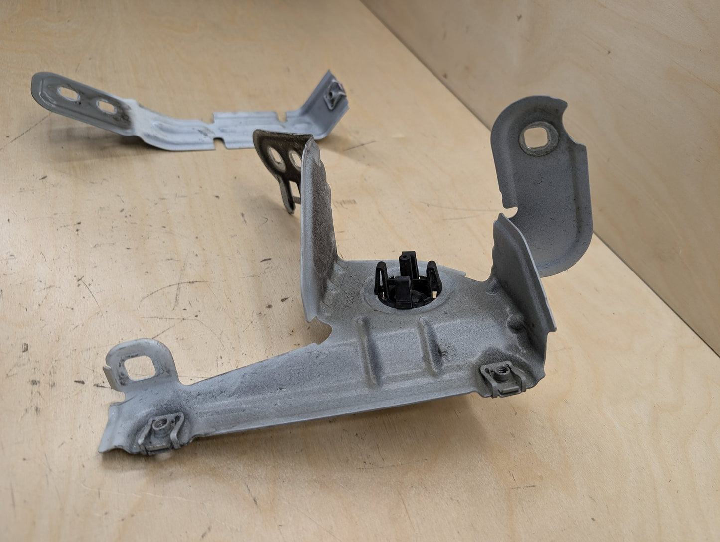 2011-2016 BMW X3 F25 Front Right Passenger Fender Brackets SET 7267328