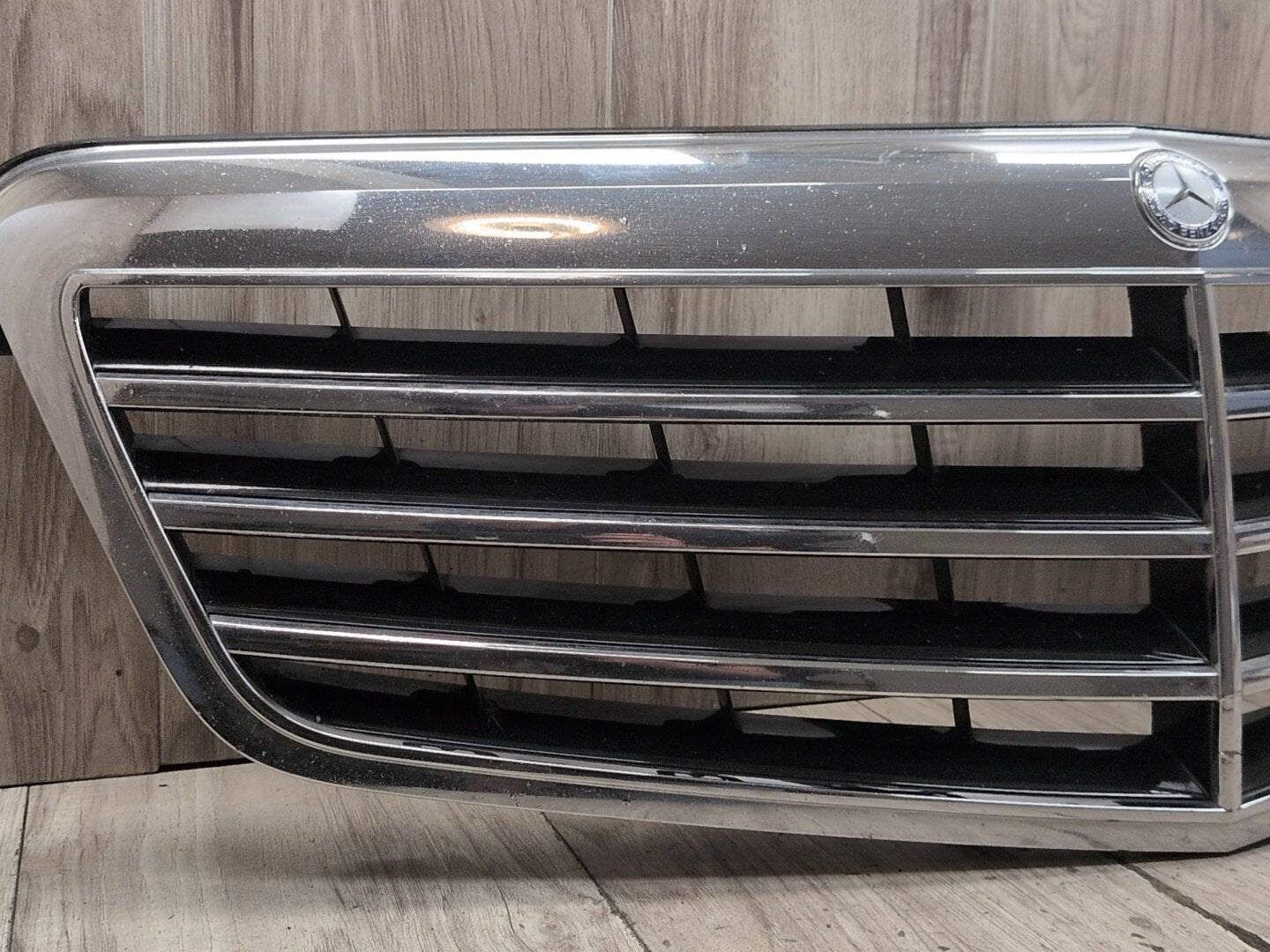 2009-2012 Mercedes-Benz E550 W212 Front Middle Center Bumper Cover Grille A2128800583 OEM
