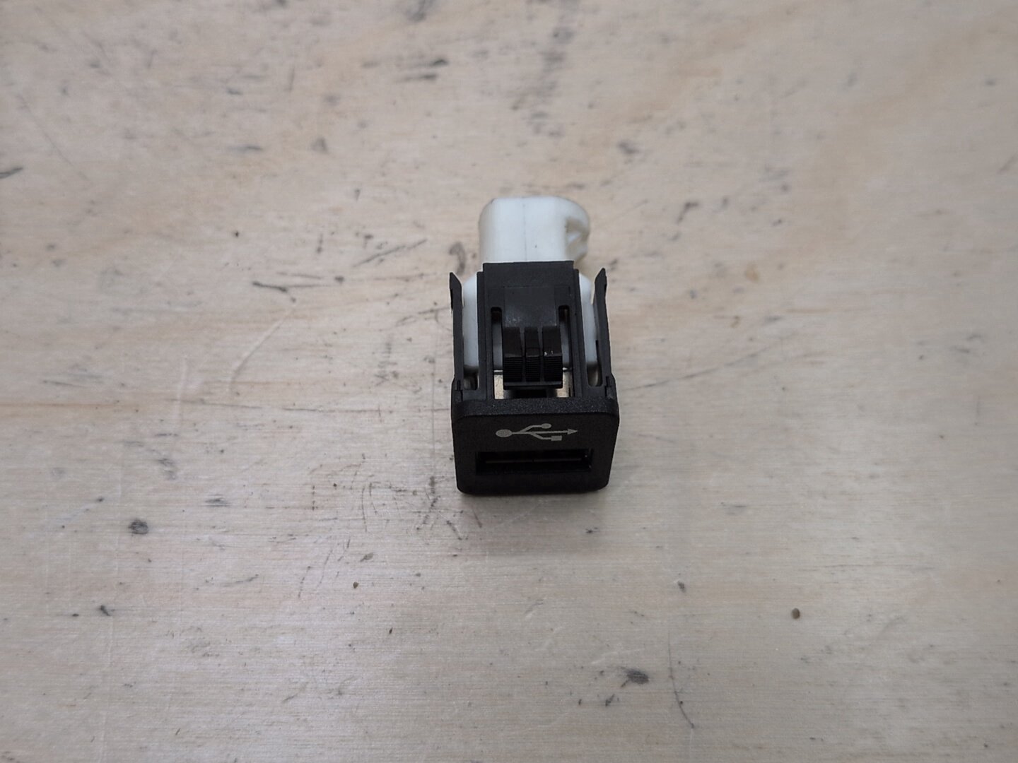 2016-2022 BMW 750i G12 AUX/ USB Charger Port Socket 9229294