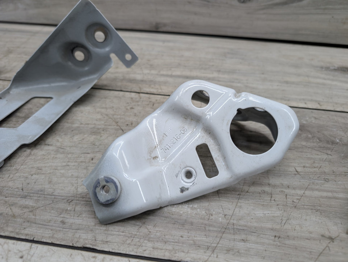 2019 - 2026 BMW X5 G05 Front Right Passenger Fender Brackets SET 7418220 B58B30M1