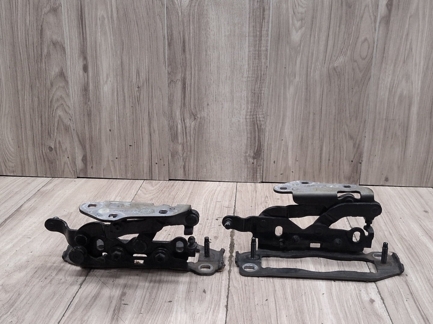 2009-2012 Mercedes-Benz E550 W212 Hood Bonnet Hinges SET A2048800228 OEM