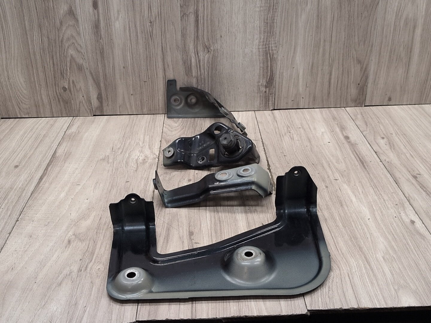 2019 - 2026 BMW X5 G05 Front Right Passenger Fender Brackets SET 7418216 N63B44M3