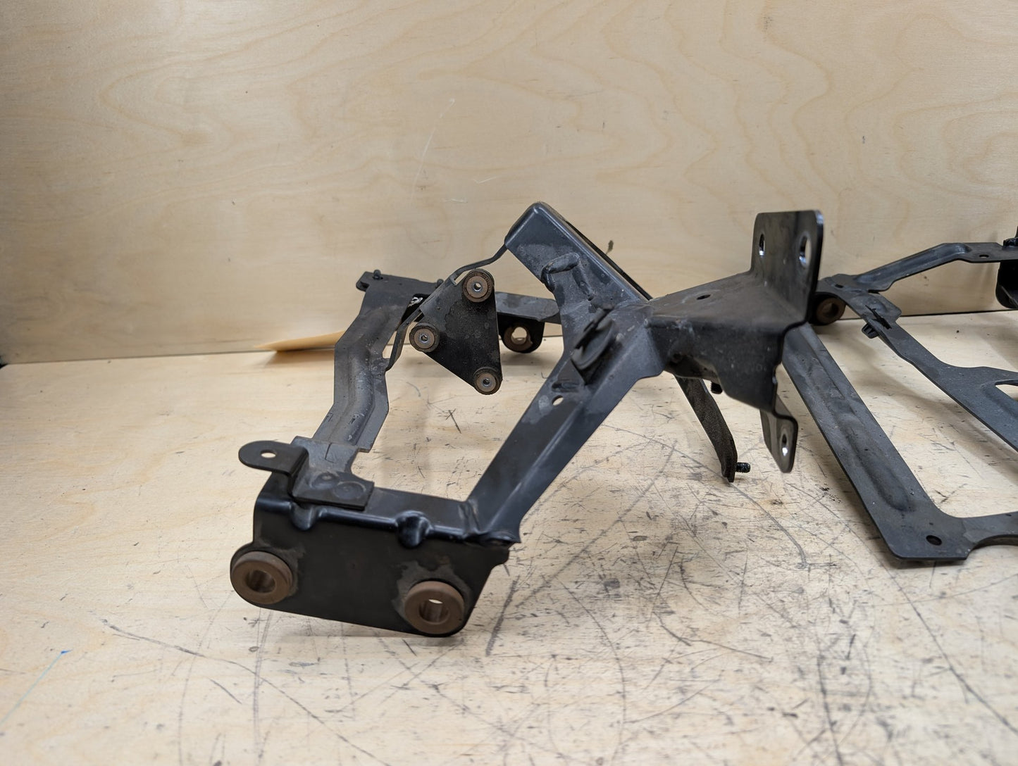 2011-2017 Audi RS5 8T Radiator Lower Mounting Brackets SET 8K0121259 OEM