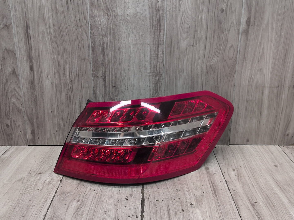 2009-2012 Mercedes-Benz E550 W212 Rear Right Passenger Outer Tail Light A2129060858 OEM