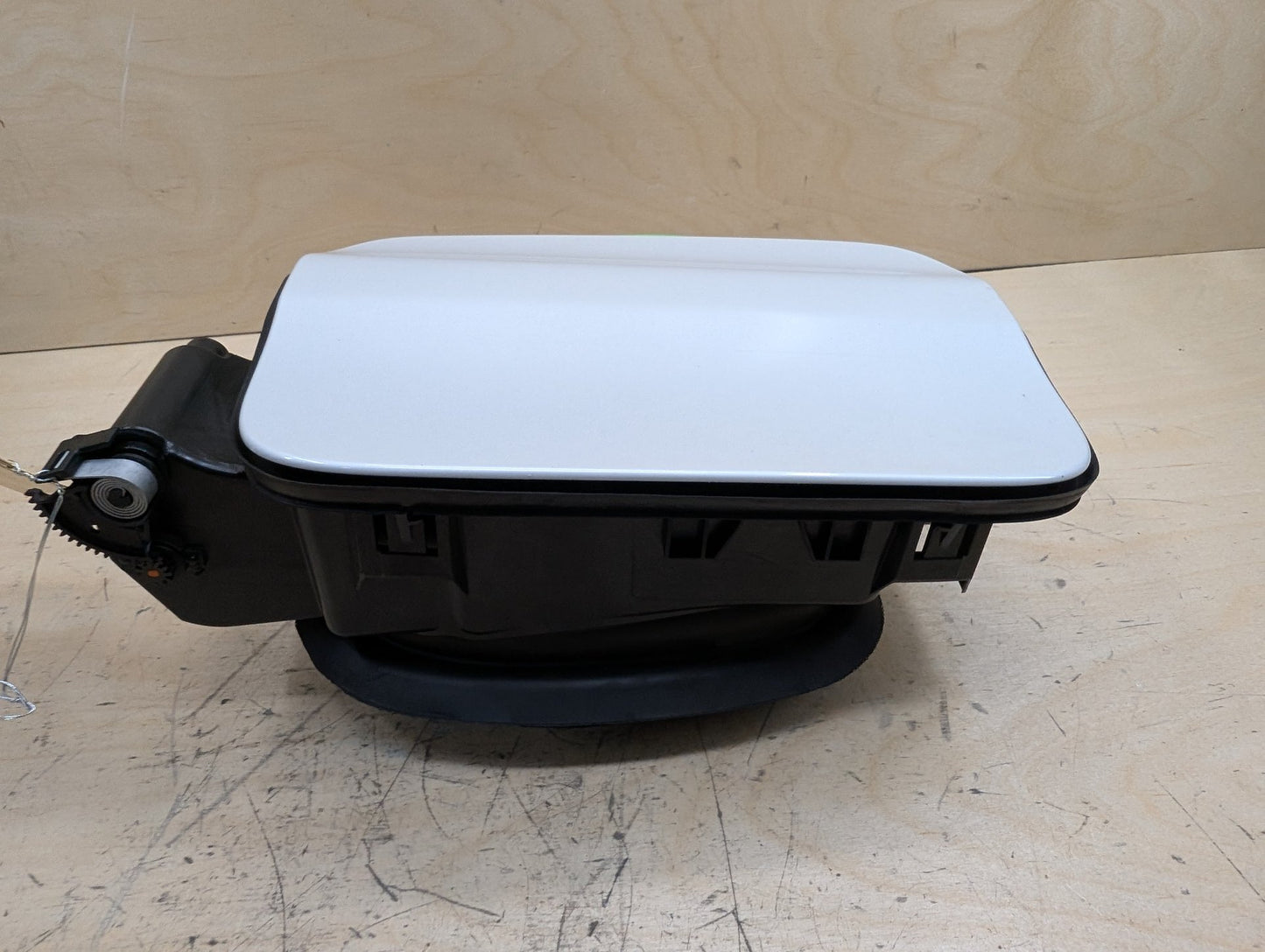 2016-2022 BMW 750i G12 Gas Cover Assembly 7358677