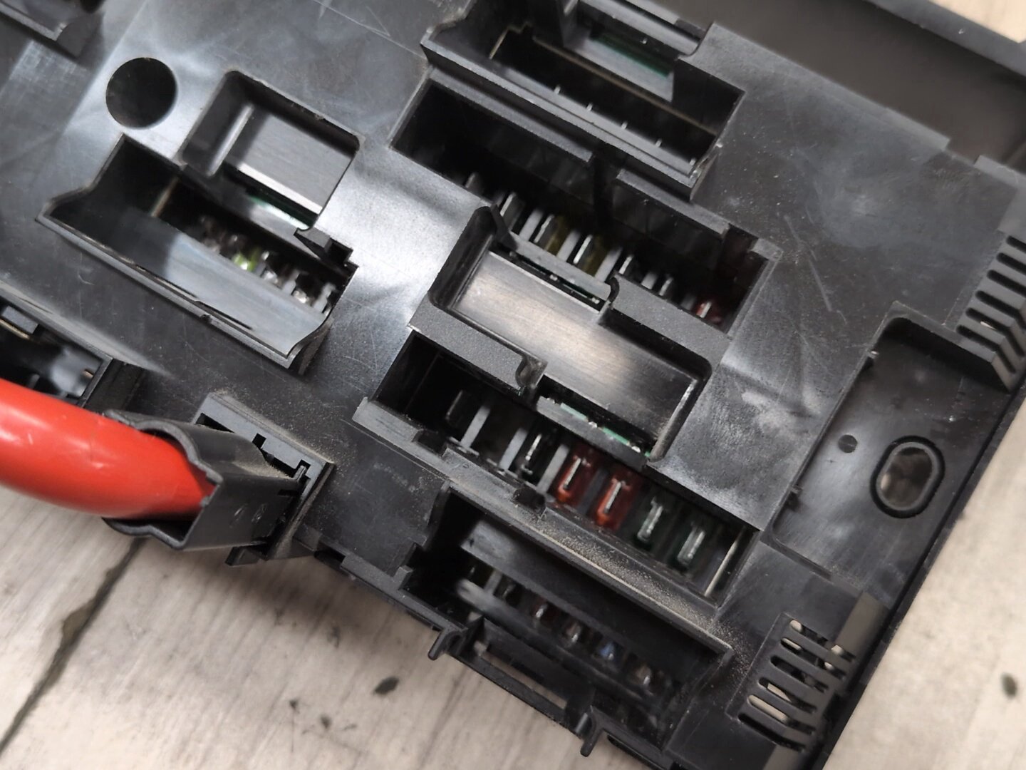 2012-2018 BMW M6 F06 Front Power Distribution Fuse Box 9252815