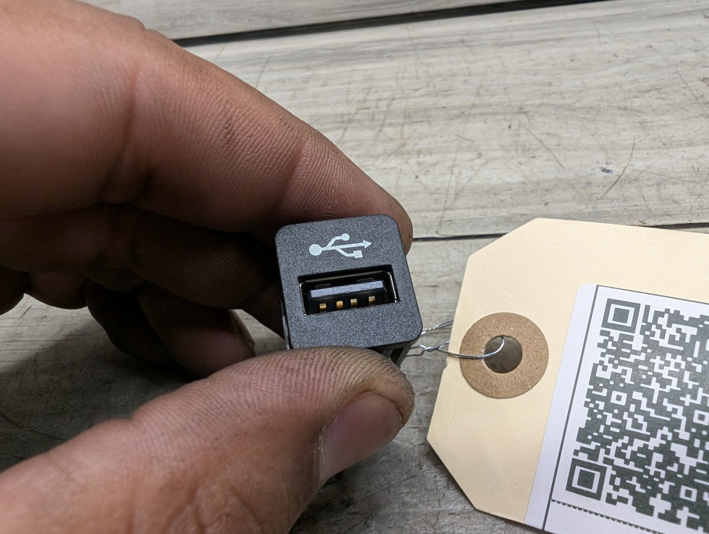 2017-2023 BMW 530i G30 AUX/ USB Charger Port Socket 9229294