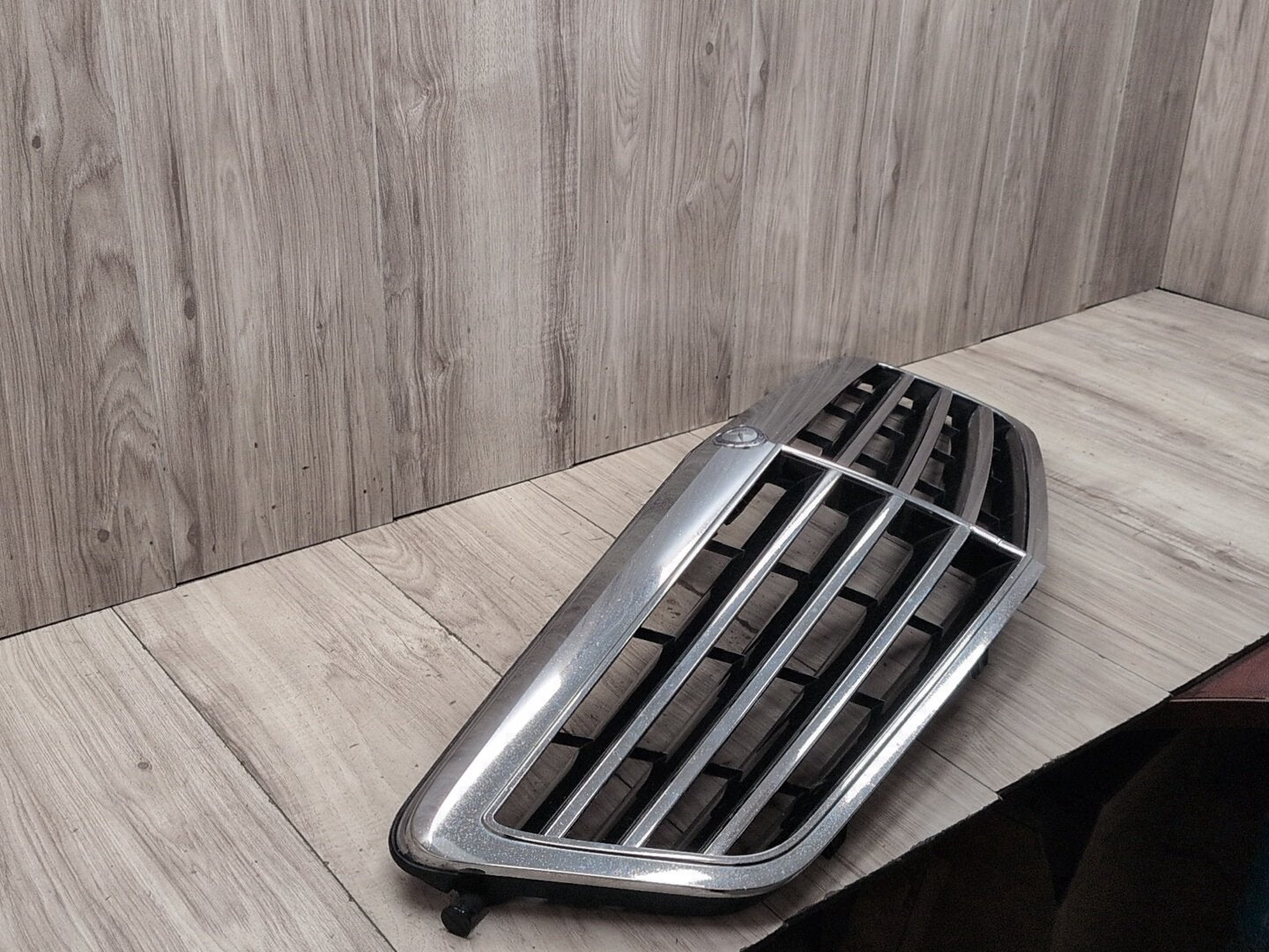 2009-2012 Mercedes-Benz E550 W212 Front Middle Center Bumper Cover Grille A2128800583 OEM