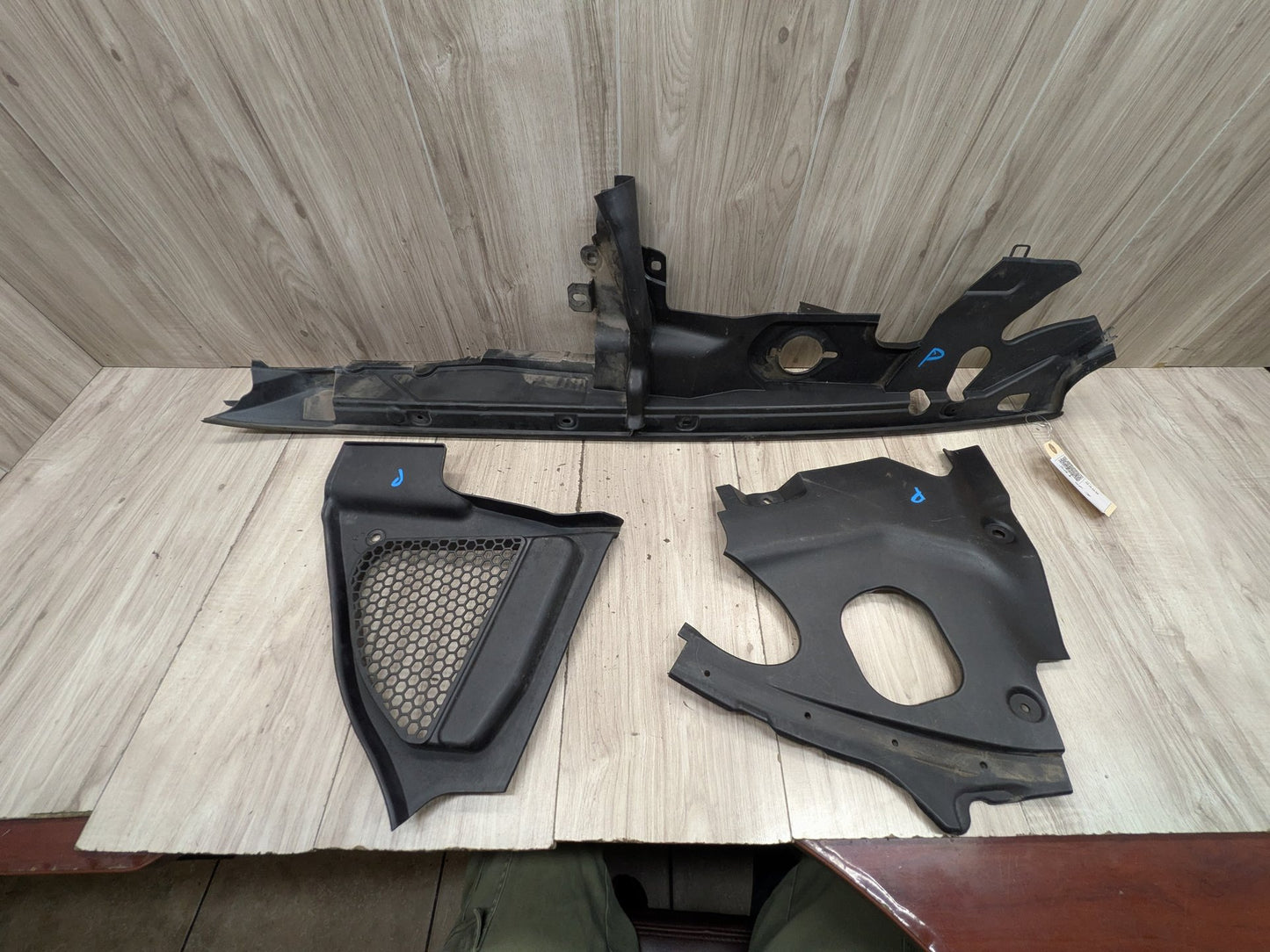 2018-2024 BMW X3 G01 Front Right Passenger Fender Brackets SET 7397492
