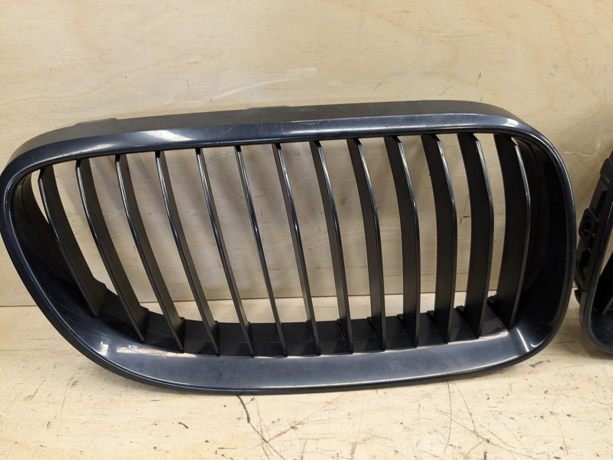 2007-2013 BMW 328i E92 Upper Bumper Cover Kidney Grilles SET 7254969 OEM