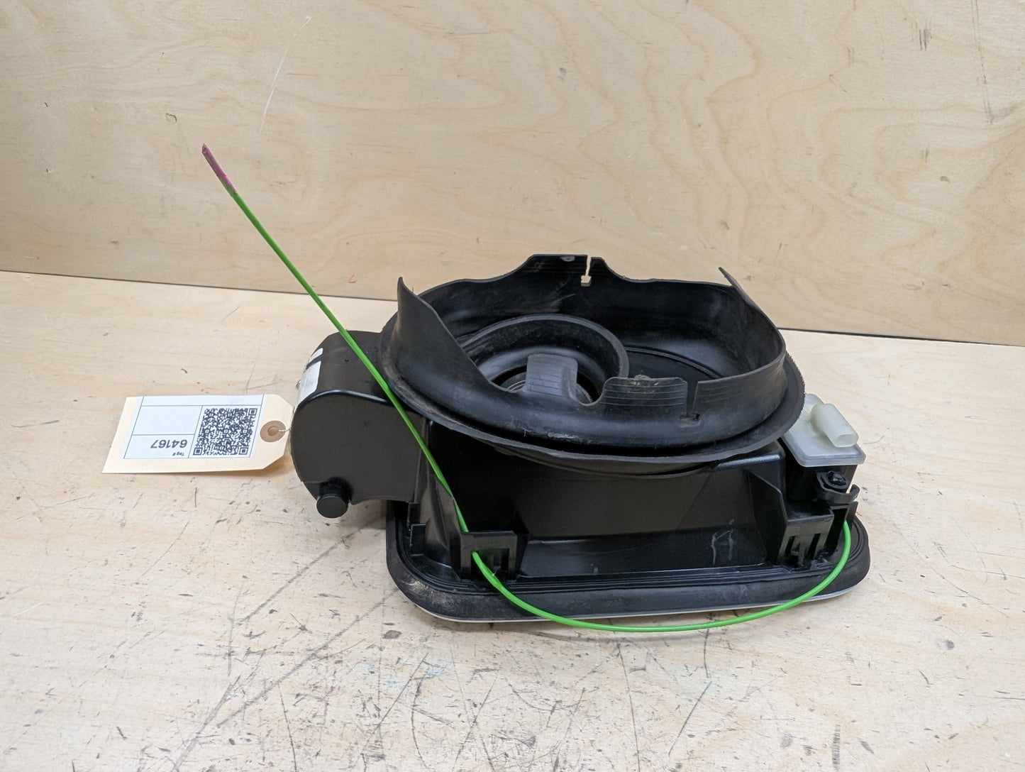 2016-2022 BMW 750i G12 Gas Cover Assembly 7358677
