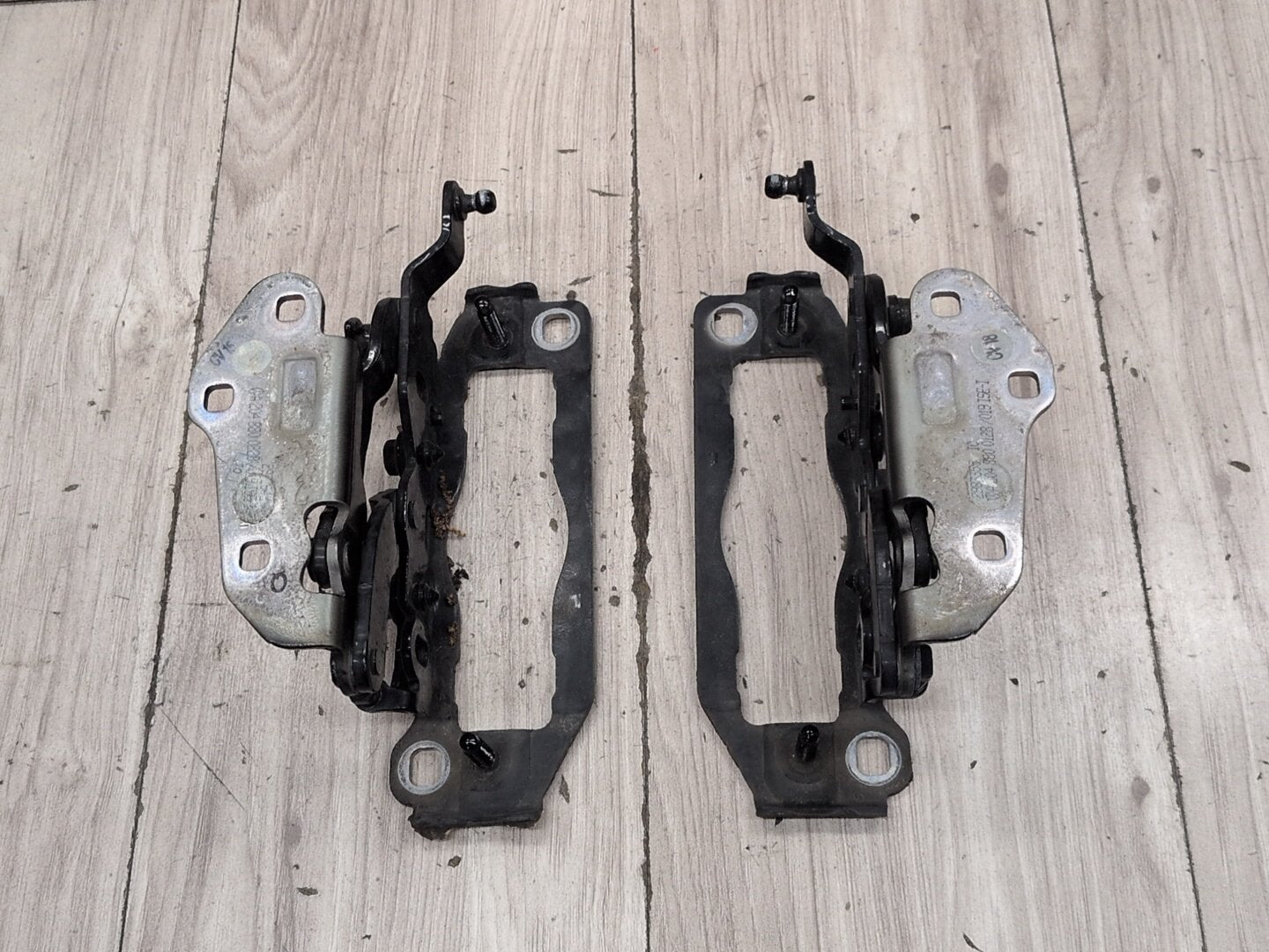 2009-2012 Mercedes-Benz E550 W212 Hood Bonnet Hinges SET A2048800228 OEM