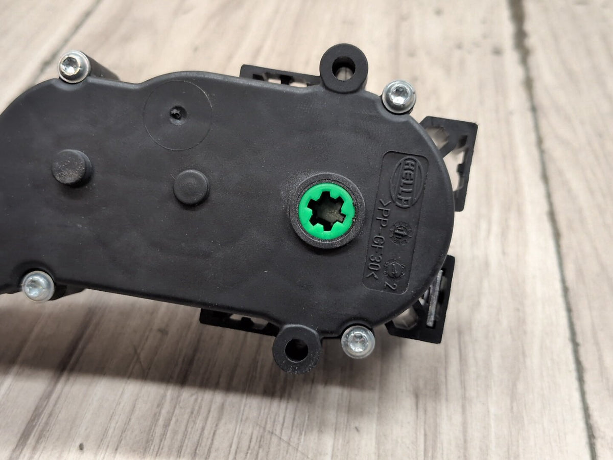 2009-2012 Mercedes-Benz E550 W212 Liftgate Trunk Lid Liftgate Lock Latch Actuator A2047500060 OEM