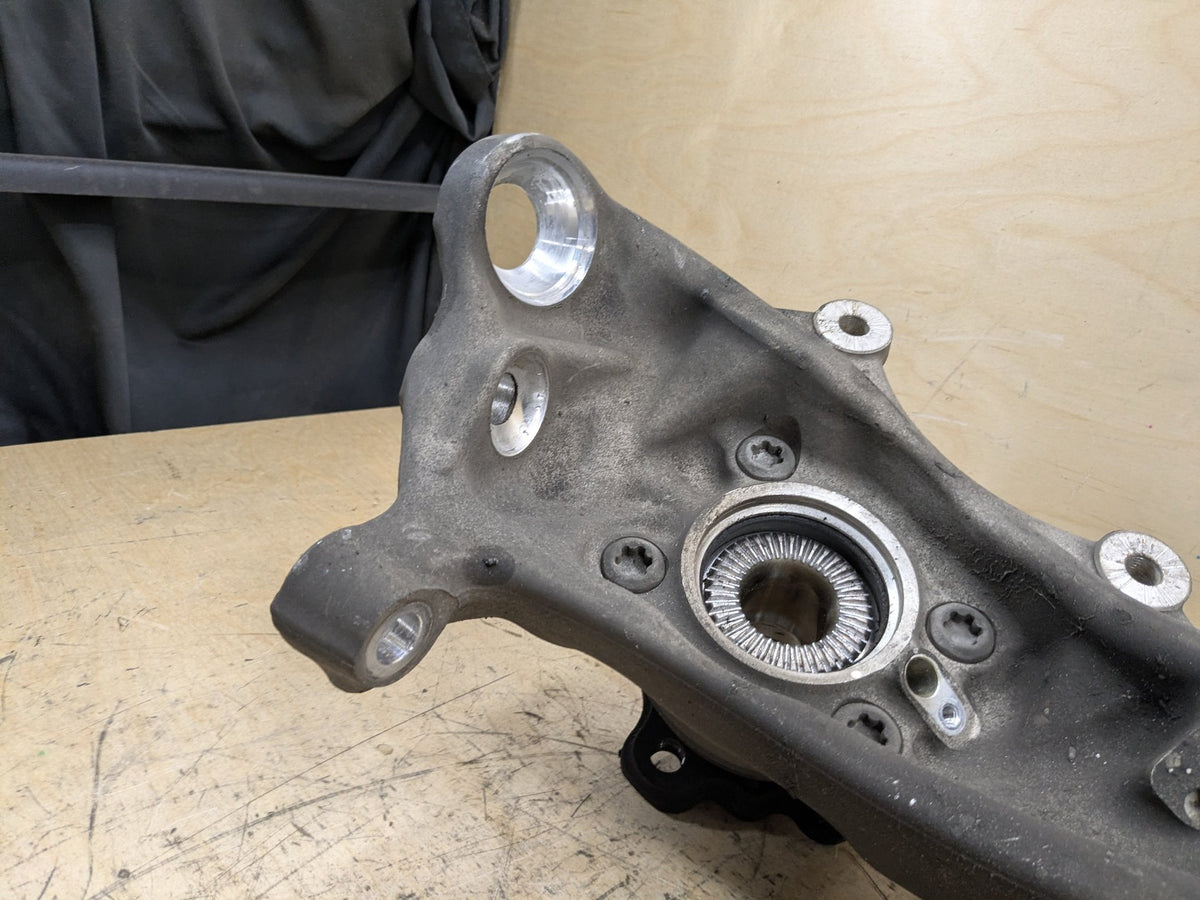 2018-2023 BMW M550i G30 AWD Front Left Driver Spindle Knuckle w/ Bearing 6884385