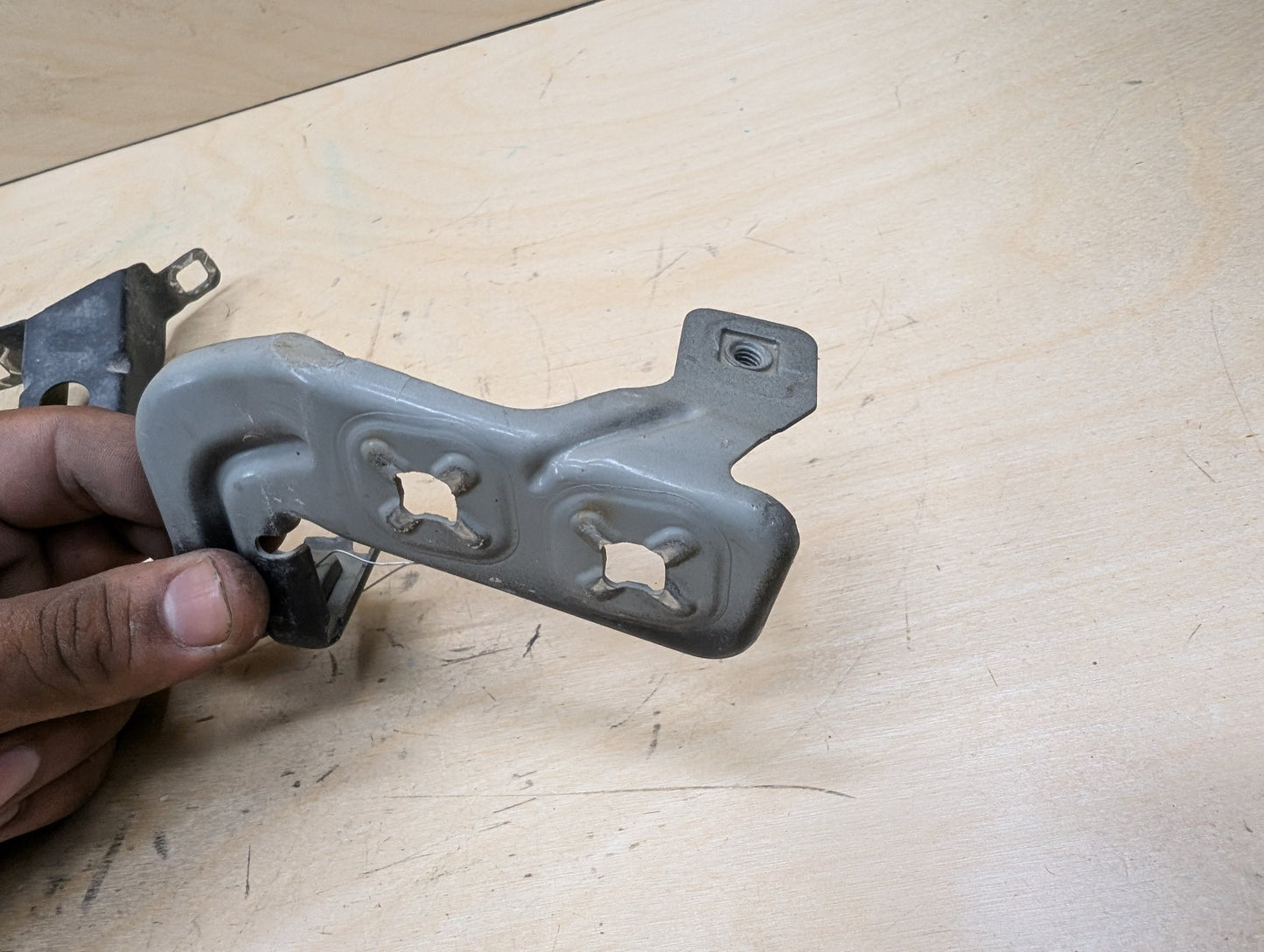 15-20 OEM BMW F80 F82 F83 M3 M4 Left Driver Fender Bracket Mount Carrier SET