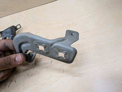 15-20 OEM BMW F80 F82 F83 M3 M4 Left Driver Fender Bracket Mount Carrier SET