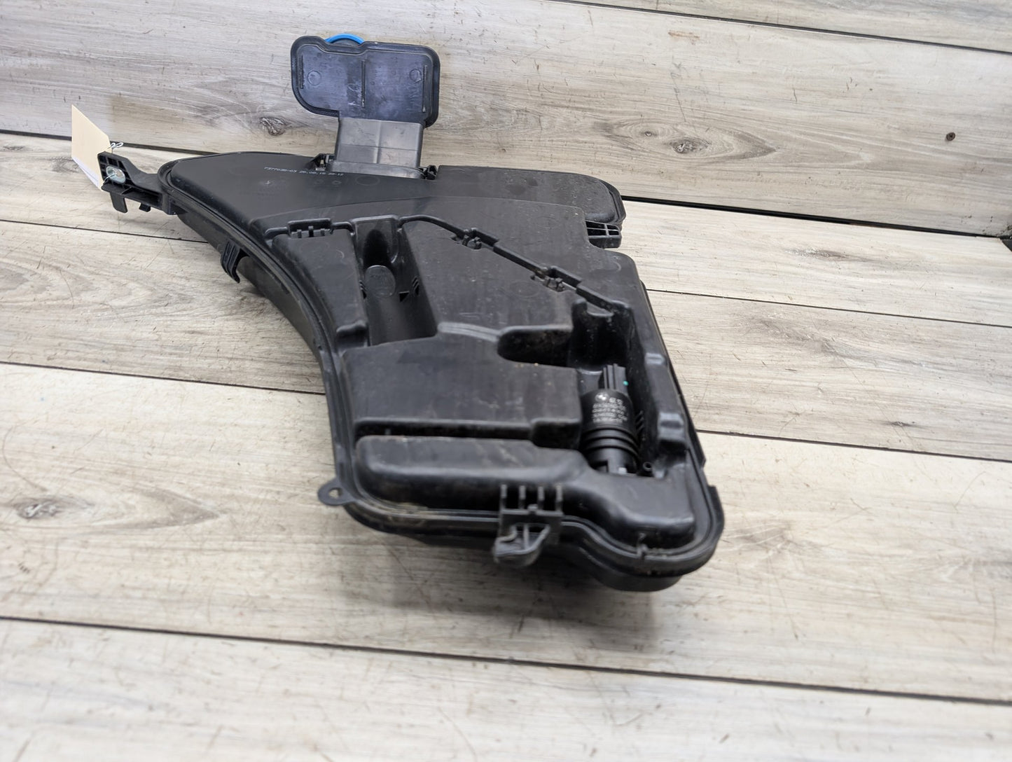 OEM BMW G12 G30 540 M550 750 M760 Windshield Wiper Washer Reservoir Tank Pump