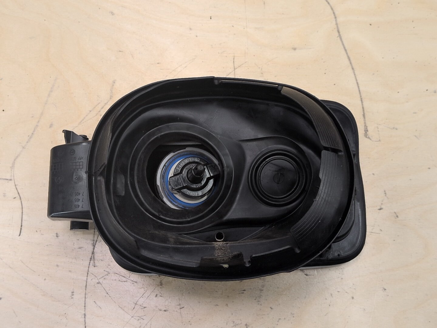 2018-2024 BMW X3 G01 Gas Cover Assembly 7405751