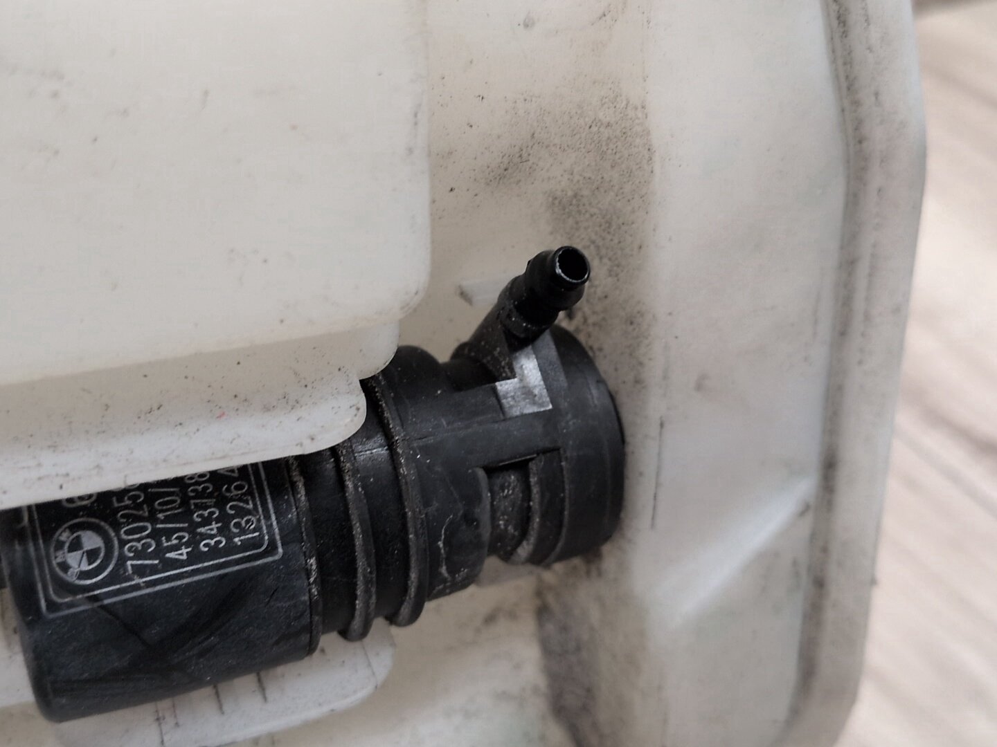 2011 BMW 328i E90 Windshield Reservoir Tank Assembly 7238669