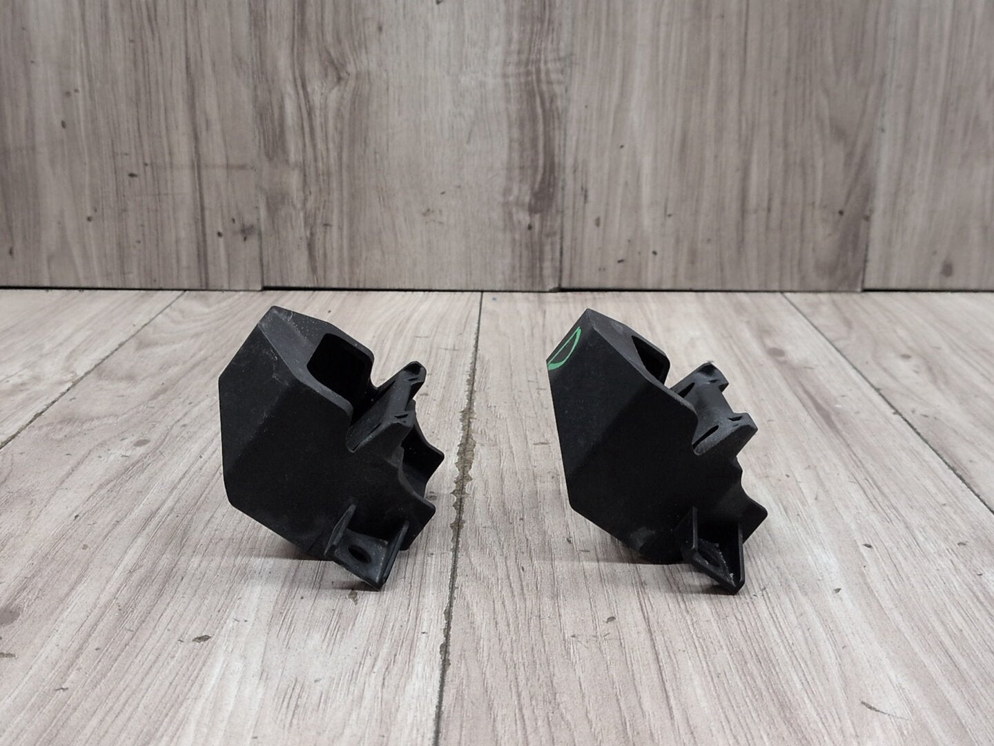 2011 BMW 328i E90 Radiator Lower Mounting Brackets SET 7591647
