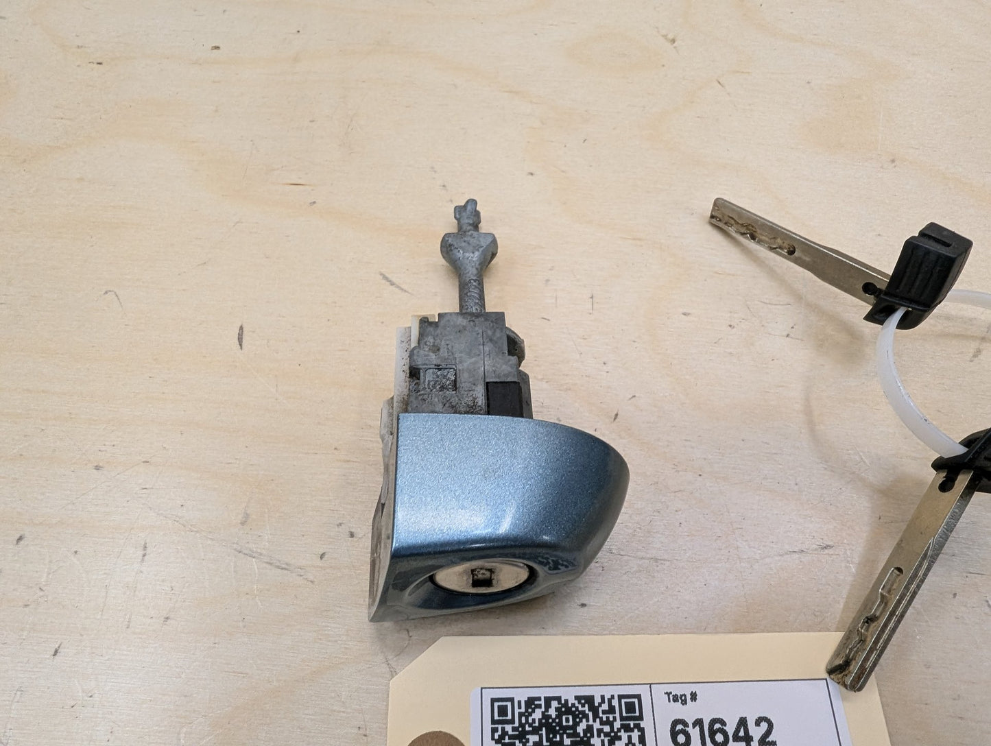 2007-2013 BMW 335i E93 Front Left Driver Key Lock Mechanism w/ Key 7187853
