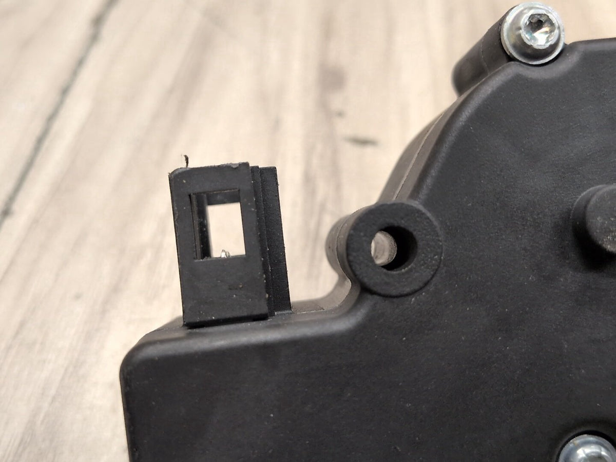 2009-2012 Mercedes-Benz E550 W212 Liftgate Trunk Lid Liftgate Lock Latch Actuator A2047500060 OEM
