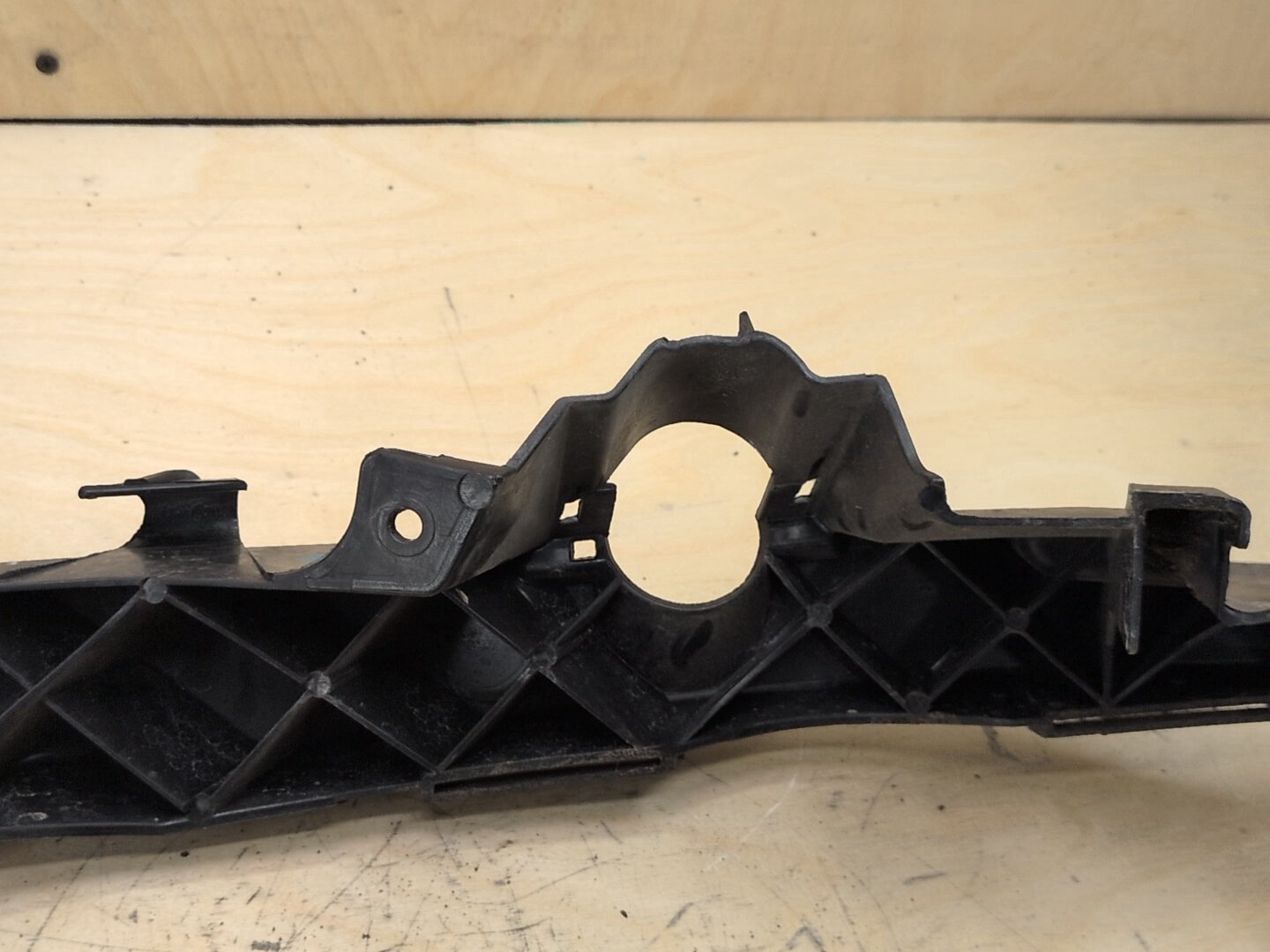 09-11 BMW E90 335 LCI Front Right Passenger Headlight Arm Bracket Mount Plastic