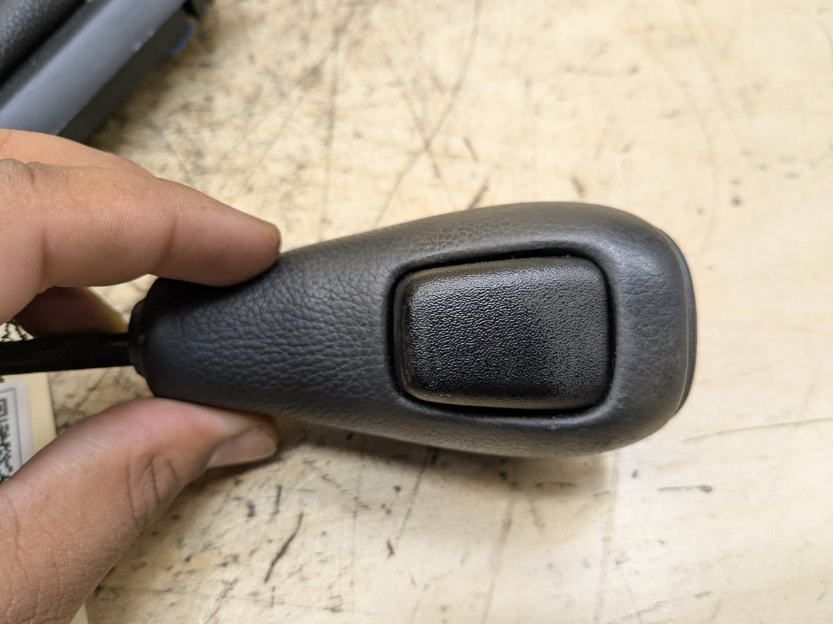 2008-2013 BMW 135i E88 Gear Selector Shifter Knob Panel Assembly 7078567
