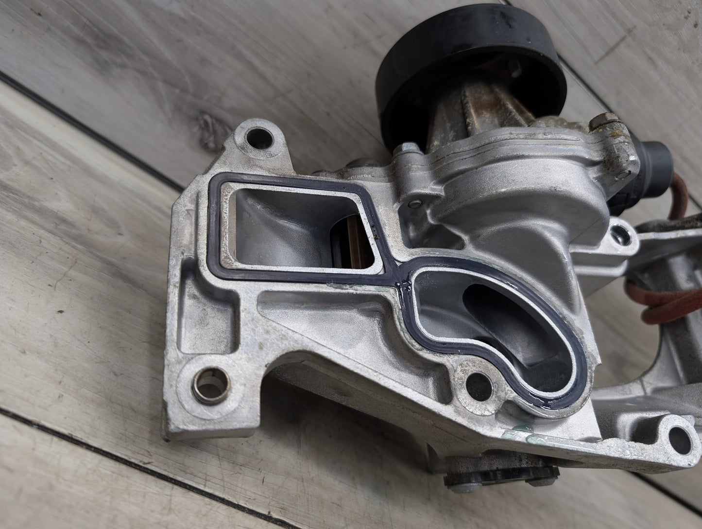 OEM BMW F22 F23 F30 G01 G02 230 330 X3 Engine B46 B48 Coolant Pump With Support