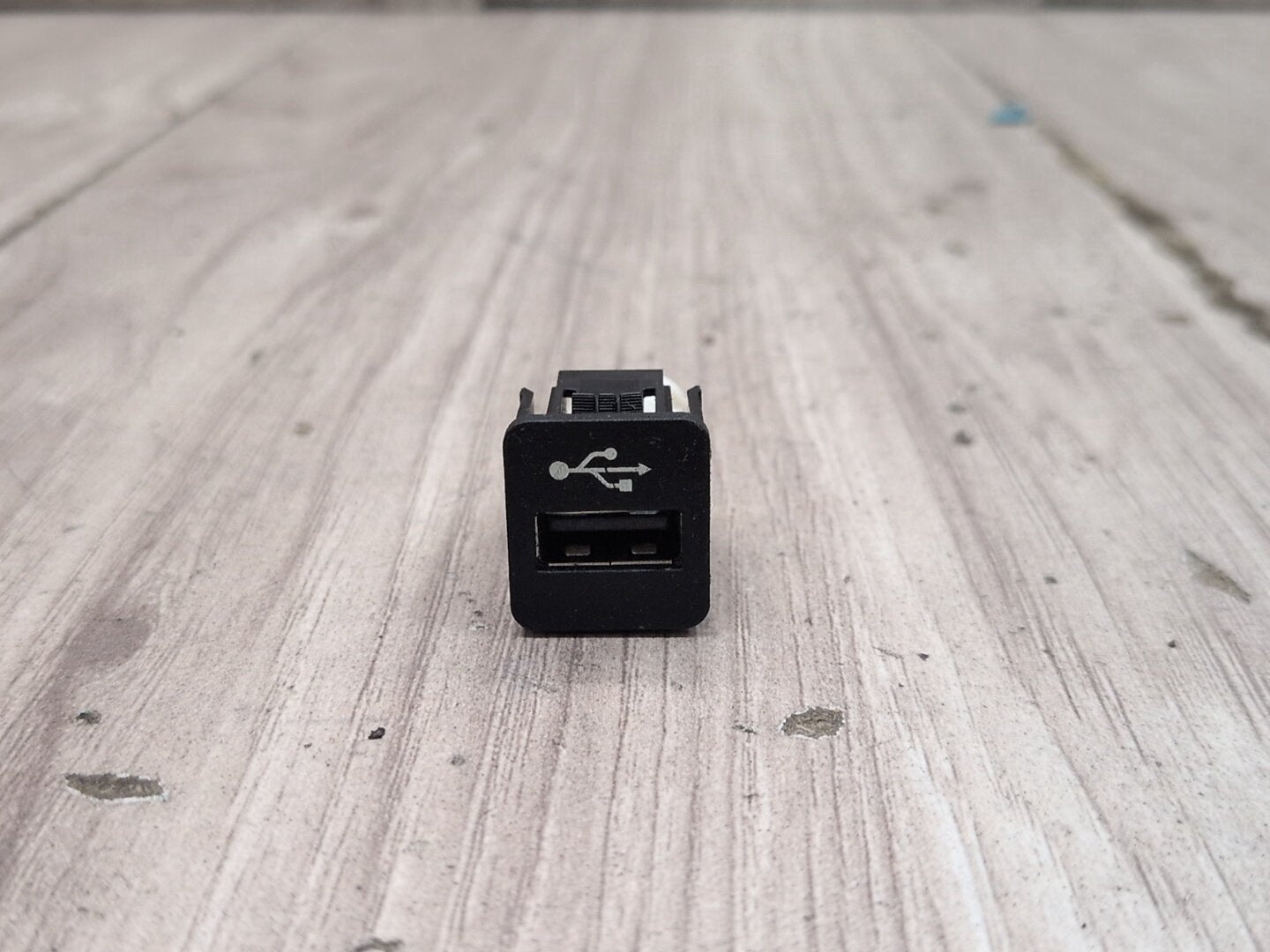 2016-2022 BMW 750i G12 AUX/ USB Charger Port Socket 9229294 OEM