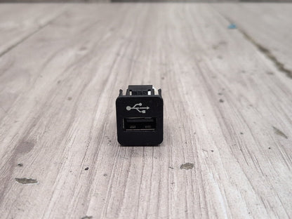 2016-2022 BMW 750i G12 AUX/ USB Charger Port Socket 9229294 OEM