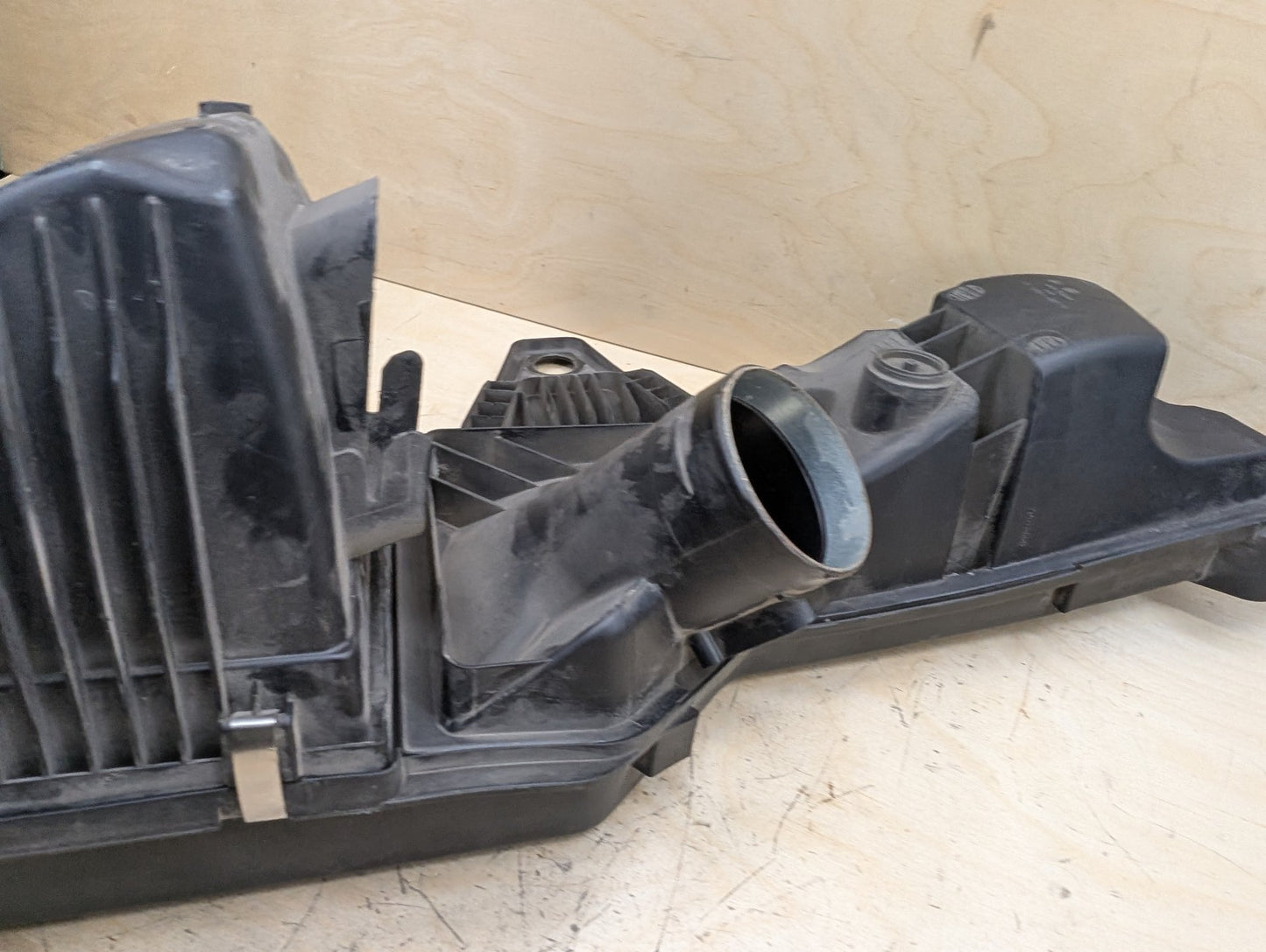2012-2018 BMW F30 320i N20B20U0 Engine Air Filter Box Assembly 7597589