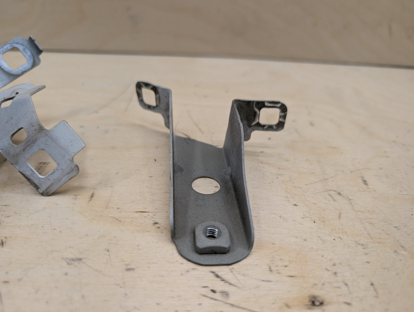 15-20 OEM BMW F80 F82 F83 M3 M4 Left Driver Fender Bracket Mount Carrier SET