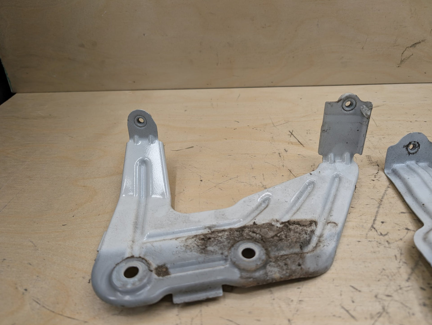 2018-2024 BMW X3 G01 Front Right Passenger Fender Brackets SET 7424678
