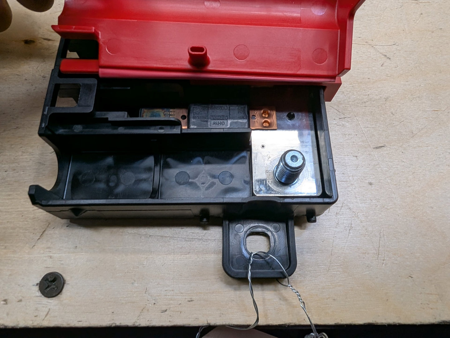 OEM BMW G11 G12 G14 G15 G16 G30 B+ Junction Terminal Power Relay Fuse Box