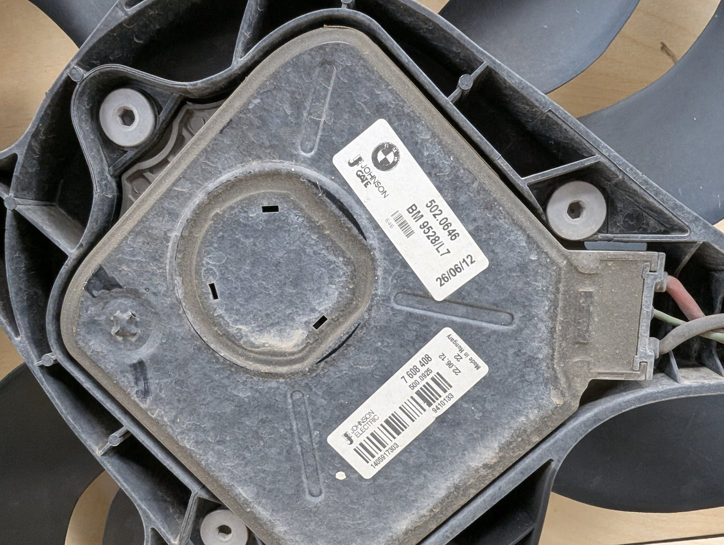 2012-2018 BMW 328i F30 Radiator Fan Shroud Housing w/ Motor 7640511