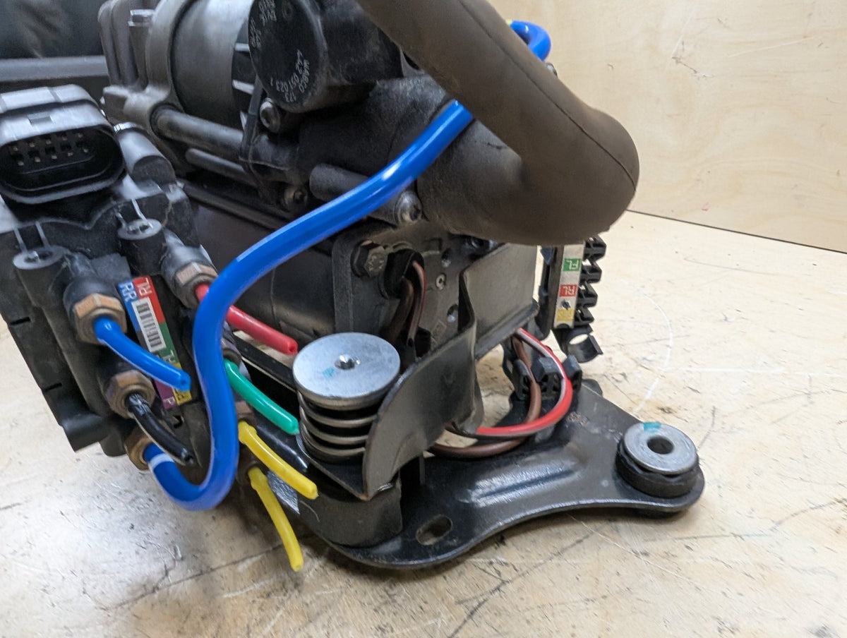 16-22 OEM BMW G11 G12 740 750 M760 Air Suspension Compressor Pump Module Motor