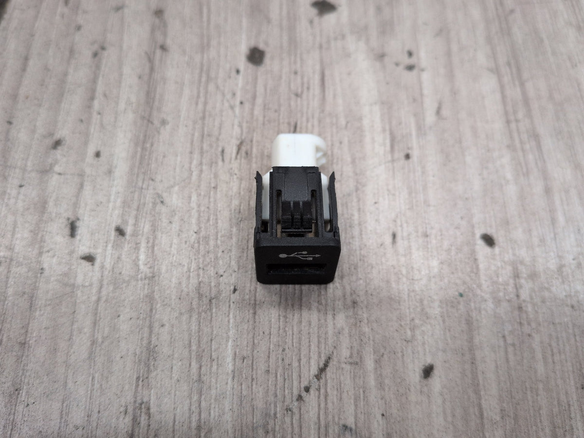 2016-2019 BMW 740Li G12 AUX/ USB Charger Port Socket 9229294 OEM