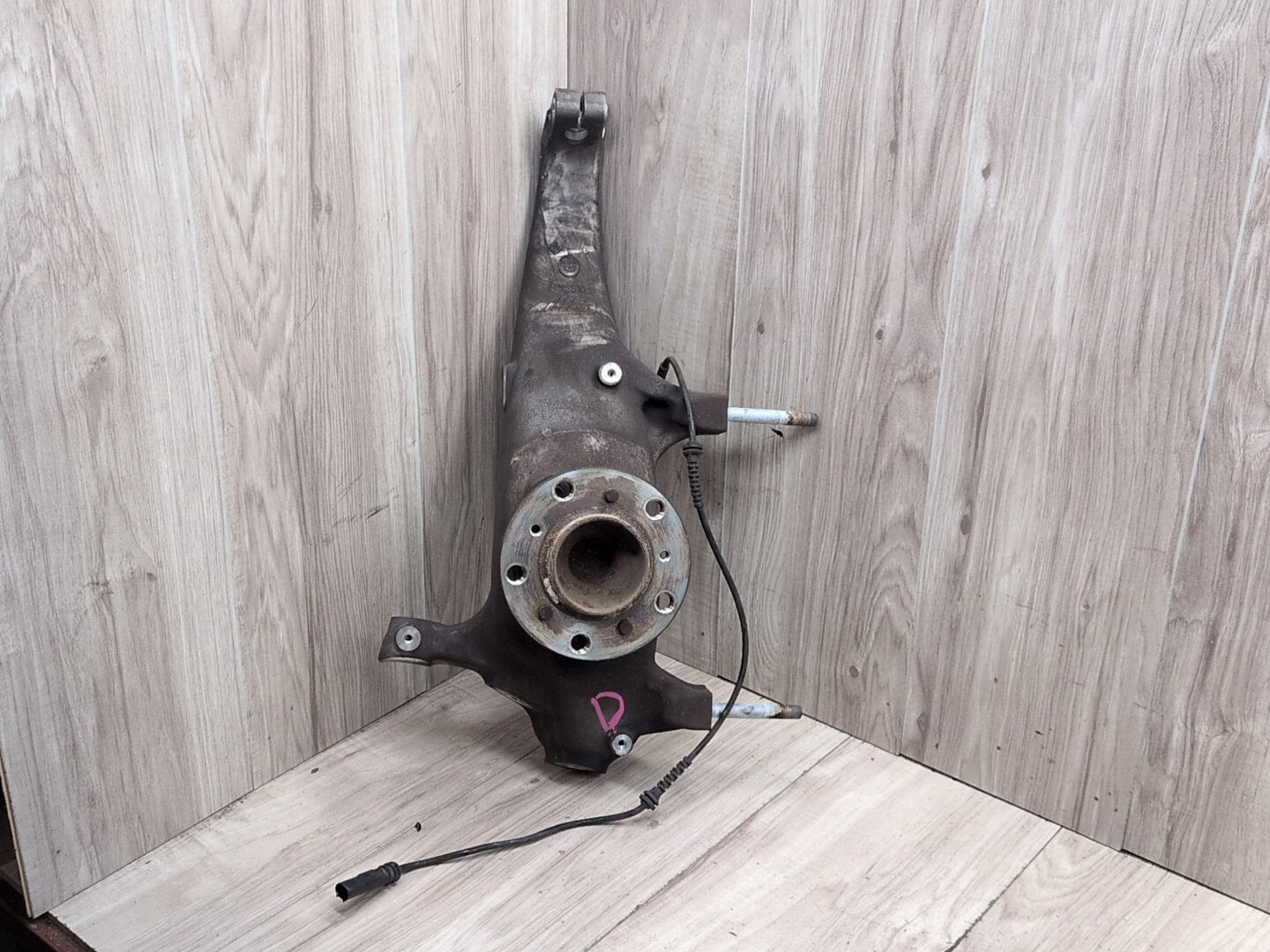 2012-2018 BMW M6 F06 Front Left Driver Spindle Knuckle w/ Bearing 2284053